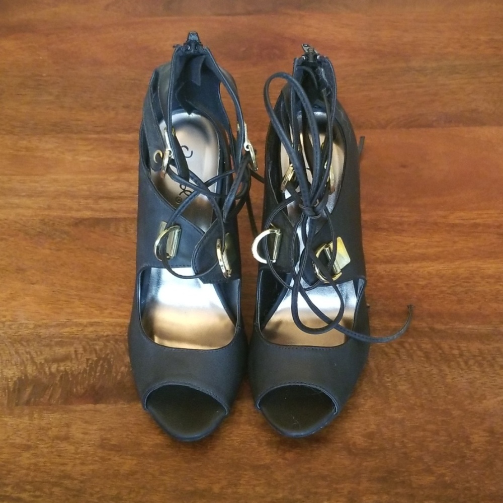 Black lace up pumps
